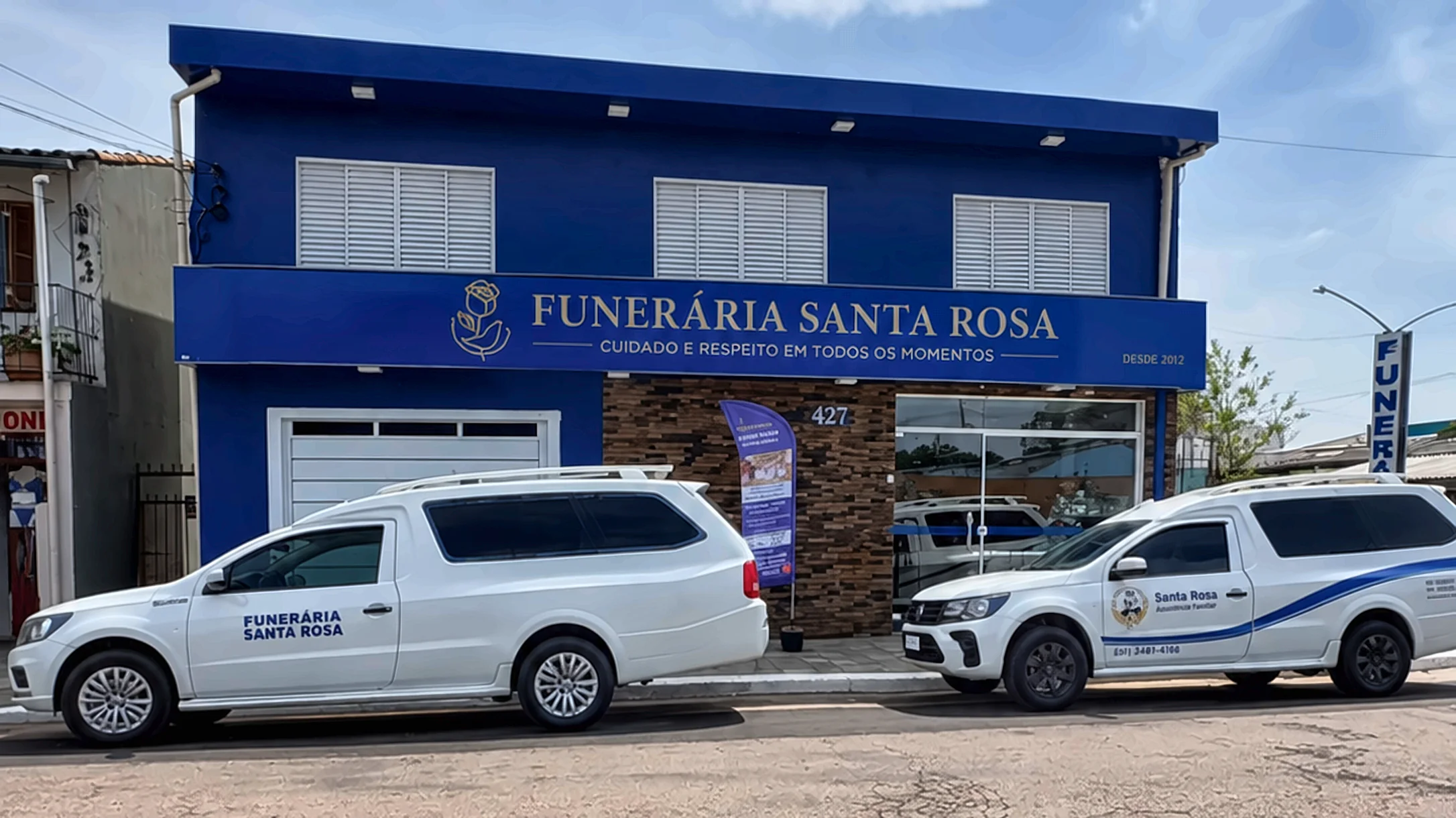 Fachada da Funerária Santa Rosa, na Rua Laguna, 427, em Eldorado do Sul, com dois veículos da funerária estacionados em frente